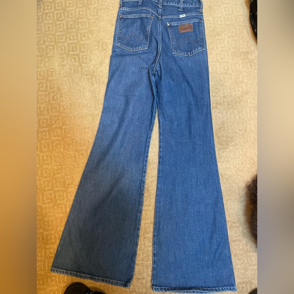 Wrangler women’s high rise bell bottom jeans - Picture 2 of 4